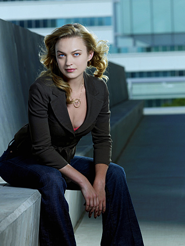 Reporter and L.A. girl Beth Turner (Sophia Myles)